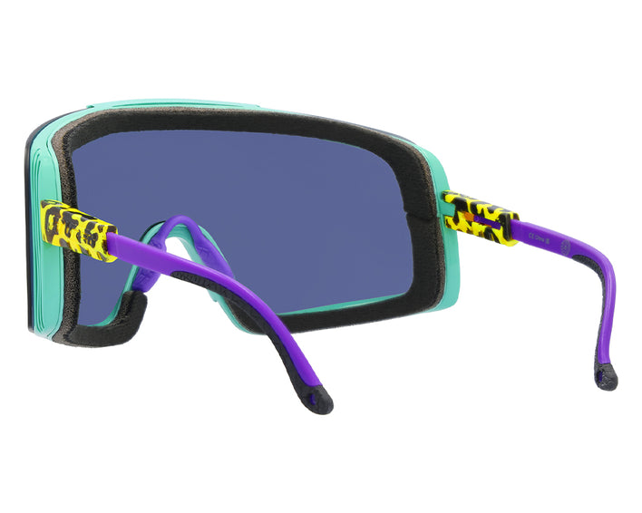 Nahaufnahme: The Shabooms Synthesizer Sonnenbrille; mintfarbener Rahmen, lila Bügel, blaue Gläser und gelb-schwarze Akzente.