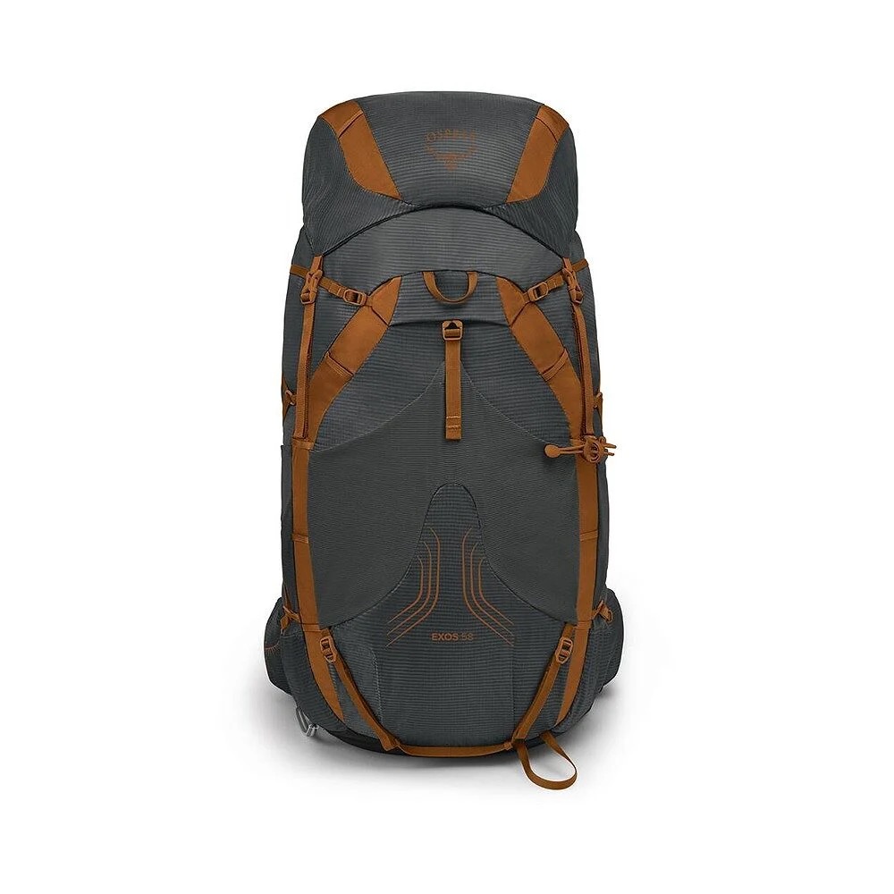 Ein grauer Wanderrucksack mit braunen Akzenten steht aufrecht. Er hat ein Top-Loading-Design mit vielen verstellbaren Riemen und Befestigungspunkten. Der Modellname "EXOS 58" und das Osprey-Logo sind sichtbar. Er eignet sich gut für mehrtägige Touren.