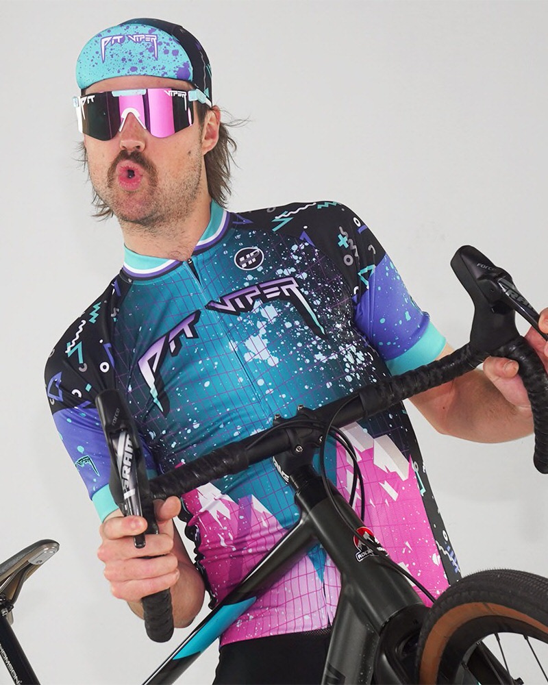 Cycliste portant des lunettes de soleil Gobby Polarized Double Wide et un maillot de cyclisme assorti.