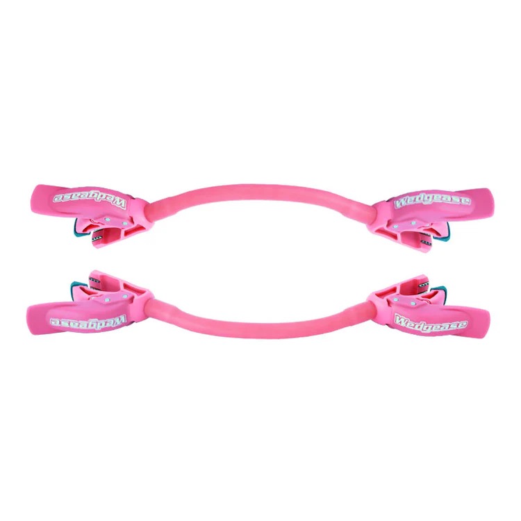 Zwei pinke Wedgease Ski Tip Connectors, parallel. Jeweils mit flexiblem Gummiband, das zwei pinke Klemmen mit weißem 'Wedgease'-Logo verbindet. Türkis gezackte Klemmbacken fixieren Skispitzen sicher für stabile Pflugposition.