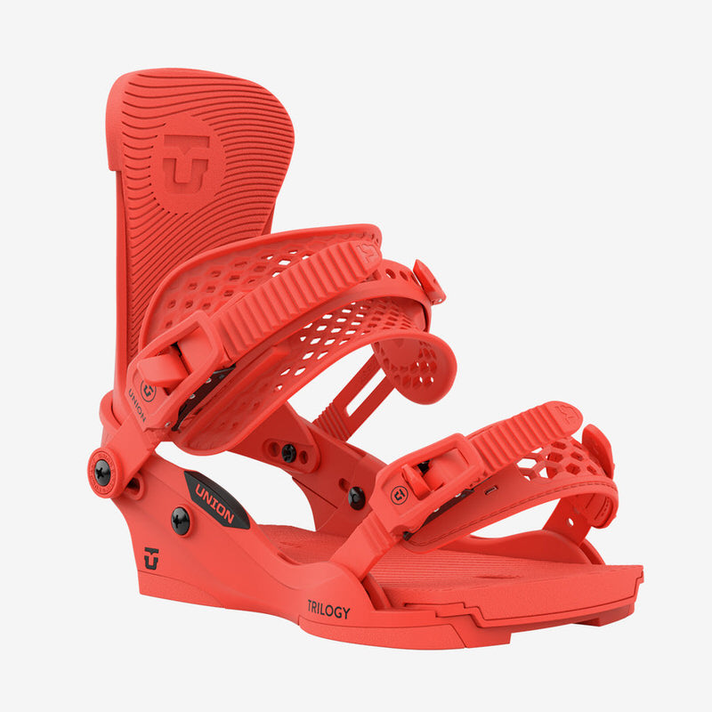 Union Trilogy Snowboardbindung Nahaufnahme der korallenroten Union Trilogy Snowboardbindung, Detailansicht von Baseplate, Highback und Straps.