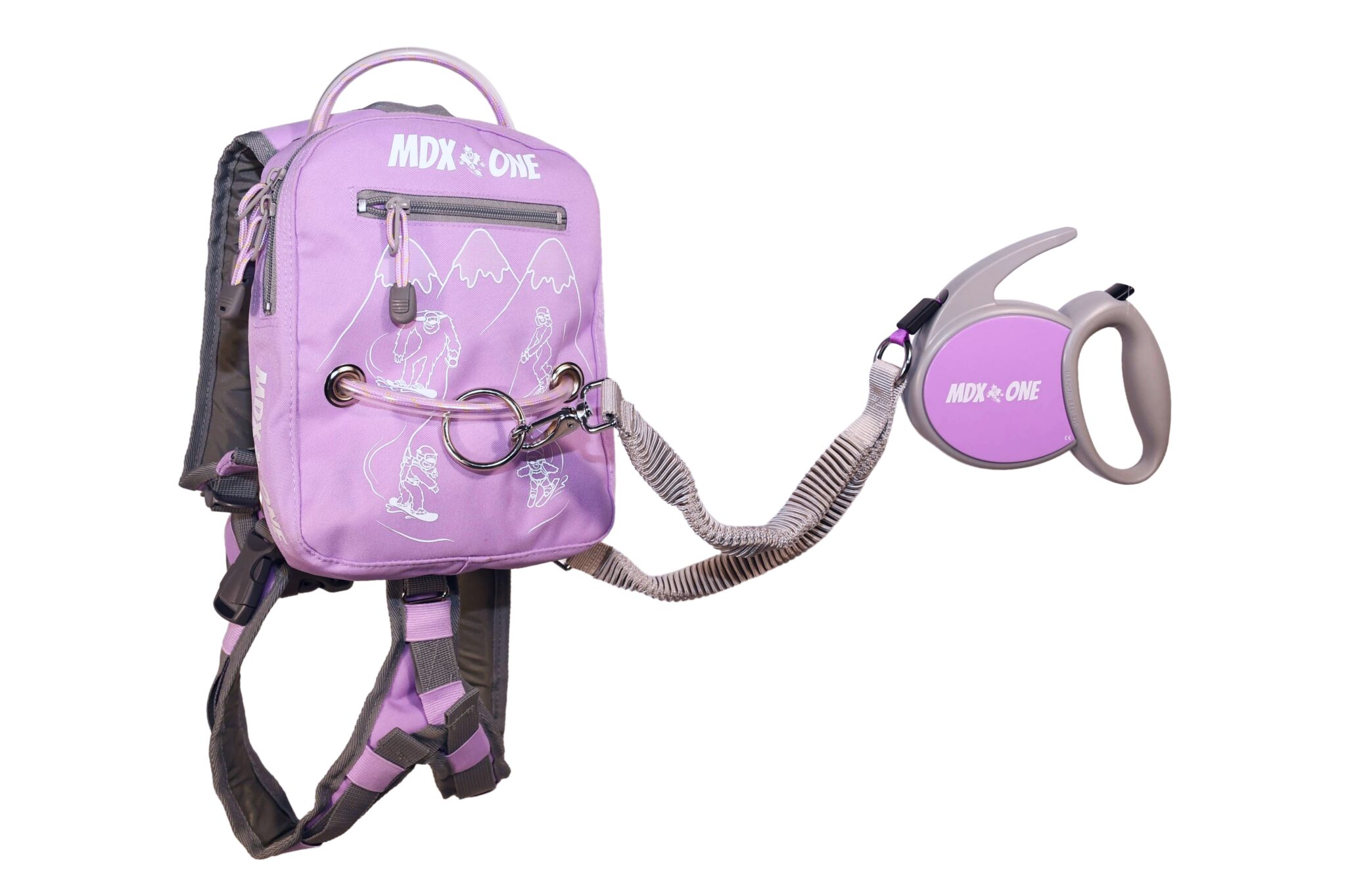 Aide à l'apprentissage du snowboard lavande pour enfants, type petit sac à dos avec sangles grises. Équipée d'une longe grise extensible avec poignée violette. Croquis blancs de snowboarders et montagnes, logo « MDX ONE ».