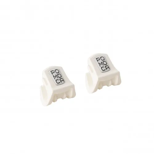 Zwei weiße Back Fix Hooks mit POMOCA-Schriftzug, leicht schräg auf hellem Grund.