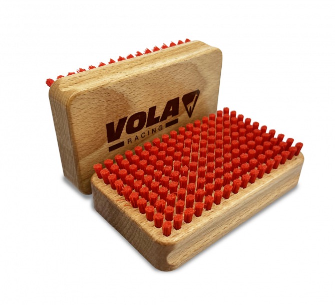 Zwei Vola Racing Nylonbürsten mit roten Borsten und Holzkorpus, eine mit Logo.