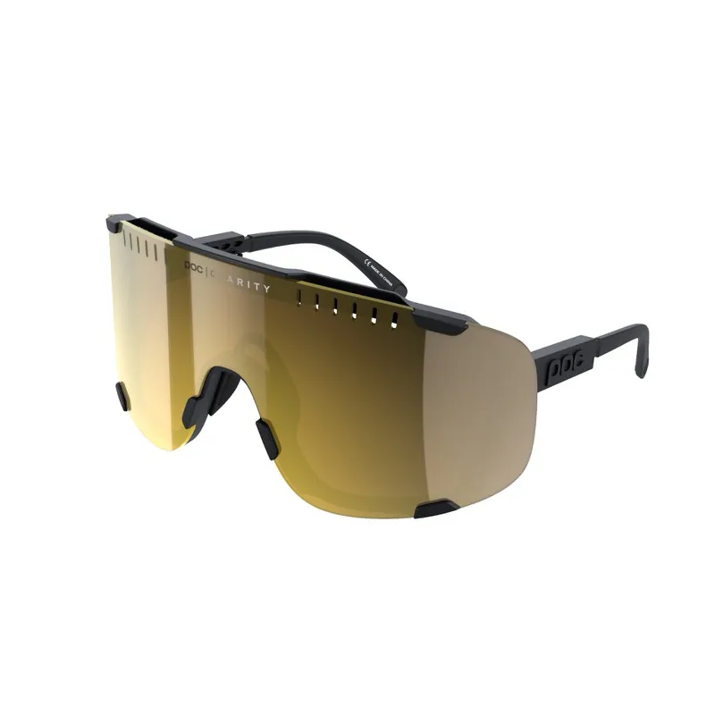 Occhiali da sole POC Devour, Uranium Black/Gold BSM, con grandi lenti dorate e montatura nera, vista laterale.
