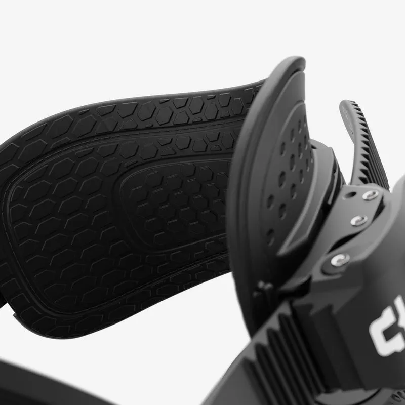 Detailansicht der Union Atlas Force Snowboardbindung in Schwarz. Fokus auf Fersenbereich und Baseplate.