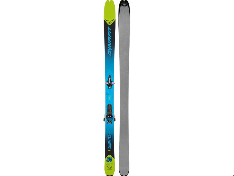 Ein Paar Dynafit Seven Summits+ Ski, einer mit Bindung, blaugrün; der andere ohne, grau.