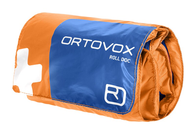 Gerolltes, oranges Erste-Hilfe-Set mit blauem Aufdruck "Ortovox Roll Doc" und weißem Schweizer Kreuz.