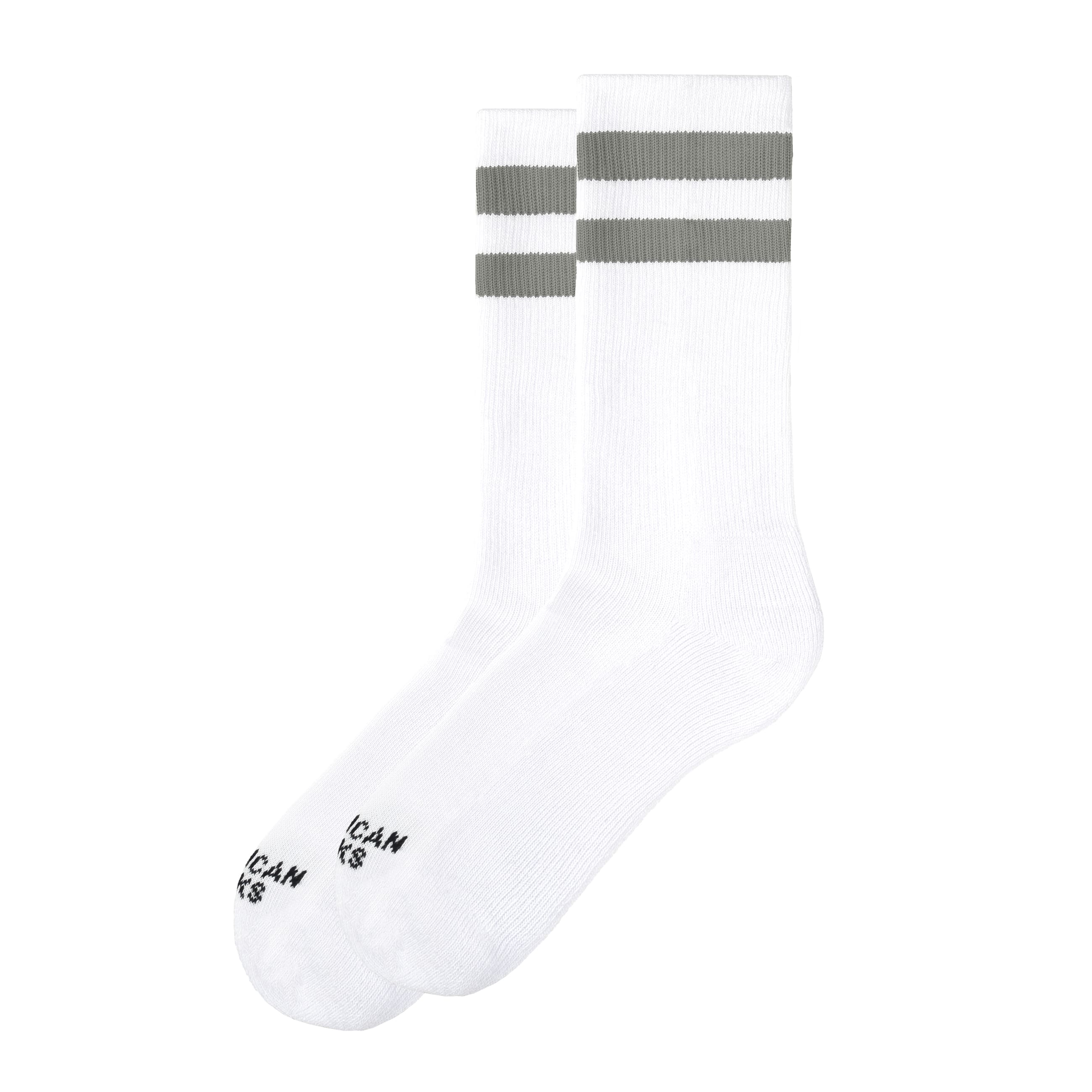 Chaussettes Falkor Gris-Blanc Deux chaussettes Falkor blanches de hauteur moyenne avec des rayures et des logos gris sur fond blanc.