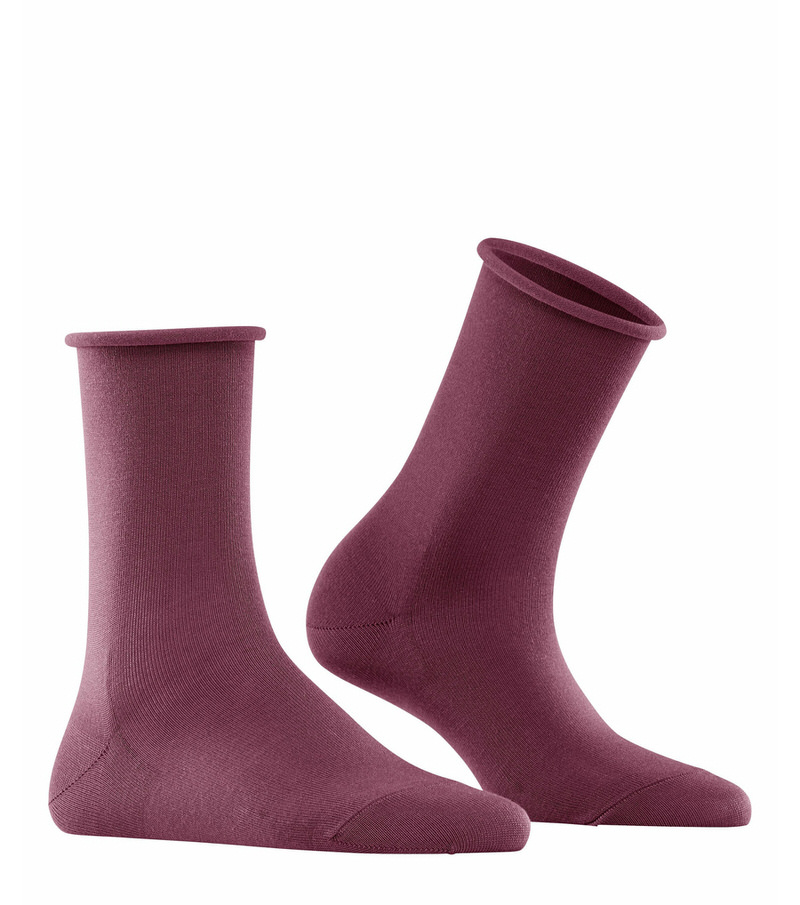 Zwei Active Breeze Damen Socken in Plum Pie, eine stehend und eine in Fussform gebogen.