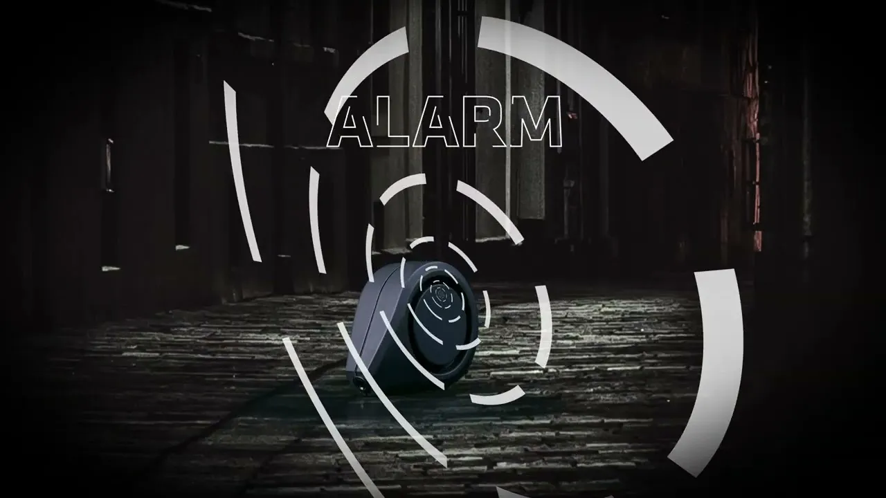 Dunkler Hintergrund mit Pflasterstein, M6xr BodyGuard Taschenlampe, "ALARM" Schriftzug und weiße Strichgrafiken.