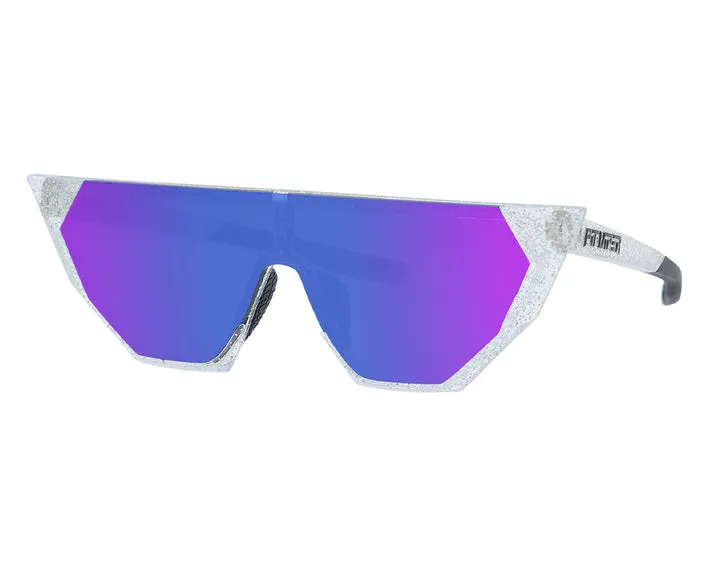 Des lunettes de soleil en quartz à l'allure futuriste avec des verres bleu-violet.