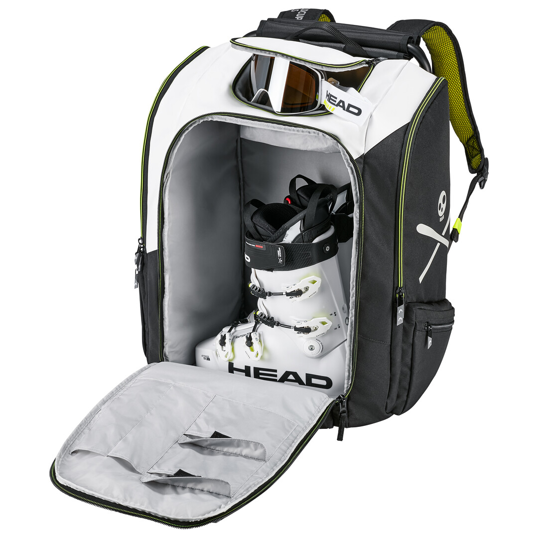 Geöffneter Head Rebels Coaches Backpack in Weiß-Schwarz mit Skischuh.