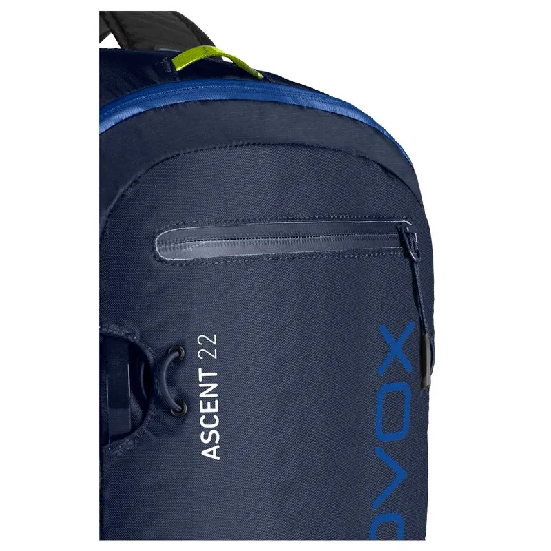 Vista dettagliata: Zaino Ortovox Ascent 22 blu scuro con chiusura a zip, logo e cordino laterale.
