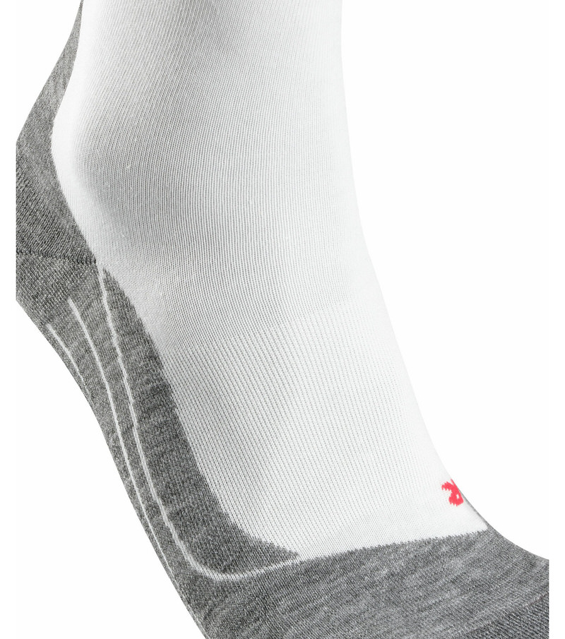 Nahaufnahme einer weißen Herren Running Socke mit grauen Verstärkungen an Ferse und Zehen.