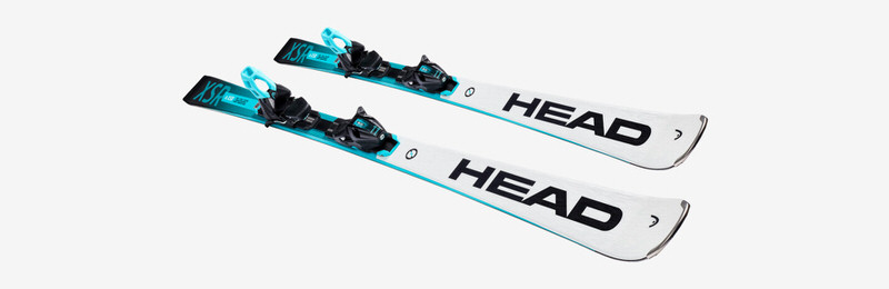 Paar Head Ski Worldcup Rebels e.XSR, weiß mit blauen Akzenten und schwarzer Bindung.