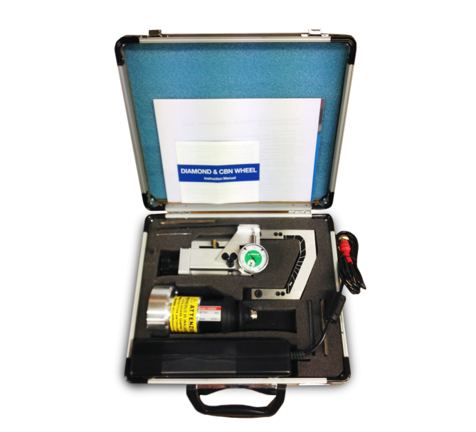 Kit d'affûtage des carres Caisse en aluminium ouverte avec garniture en mousse bleue, contenant une affûteuse de chants Jomax Machine et des accessoires.