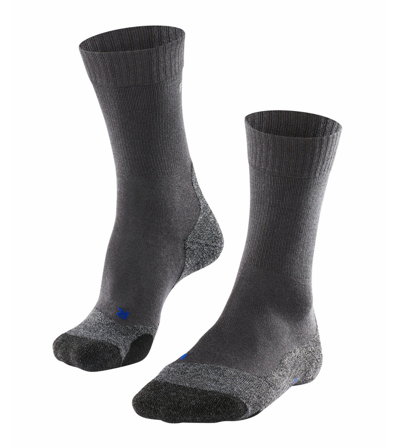 Deux chaussettes de trekking grises, une debout et une légèrement inclinée, avec les orteils plus foncés.