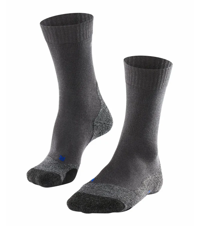 Deux chaussettes de trekking grises, une debout et une légèrement inclinée, avec les orteils plus foncés.