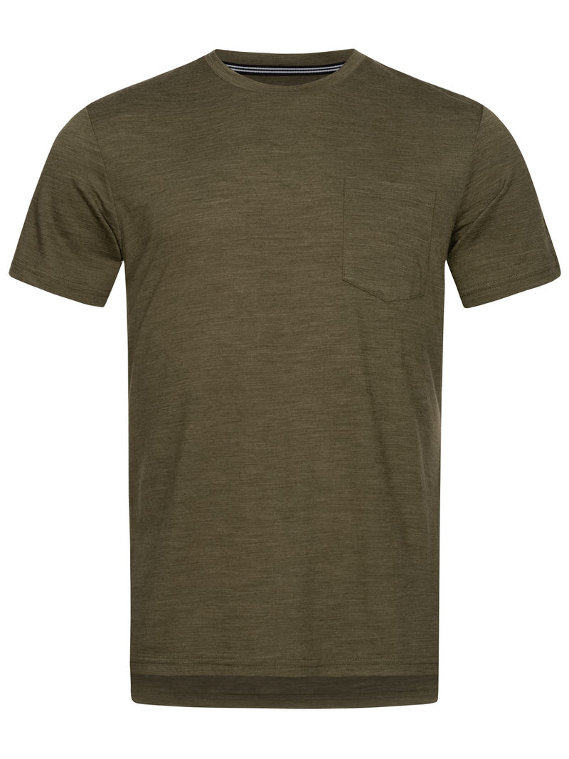 Olivfarbenes Herren T-Shirt mit Brusttasche. Das City Tee hat einen Rundhalsausschnitt und kurze Ärmel.