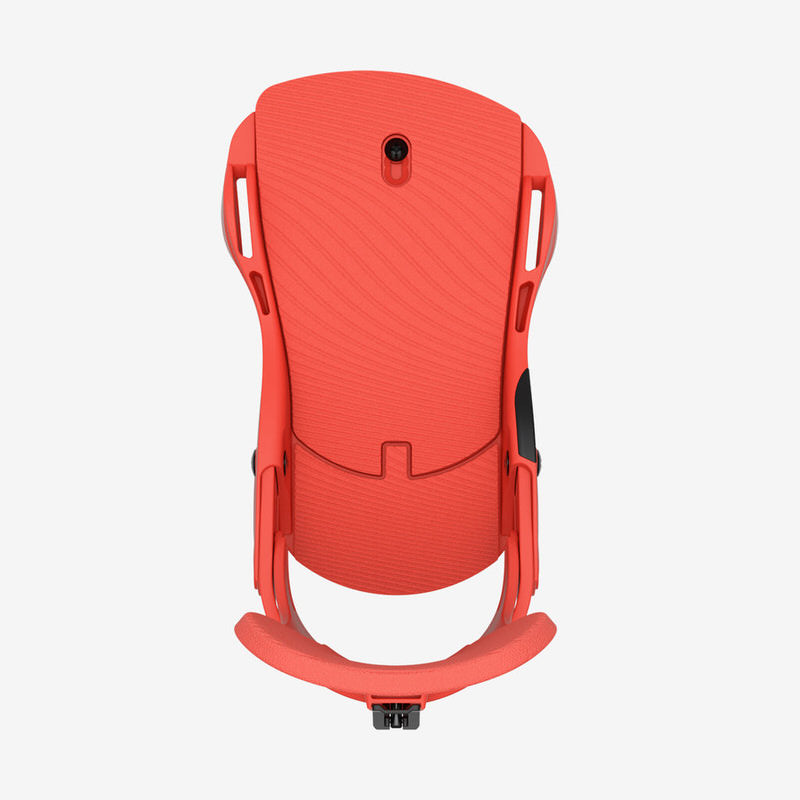 Korallenrote Snowboardbindung Korallenrote Union Trilogy Snowboardbindung von vorn, mit gewelltem Design.