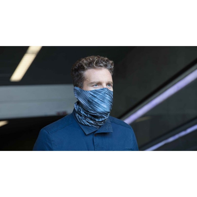 Un homme porte un filtre gris Buff Tube qui couvre la bouche et le nez.