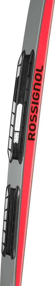 Rossignol X-IUM Skating Ski Nahaufnahme des Rossignol X-IUM Skating Ski mit Bindung. Grauer Ski mit rotem Seitenstreifen und schwarzer Bindung. "ROSSIGNOL" Schriftzug sichtbar.