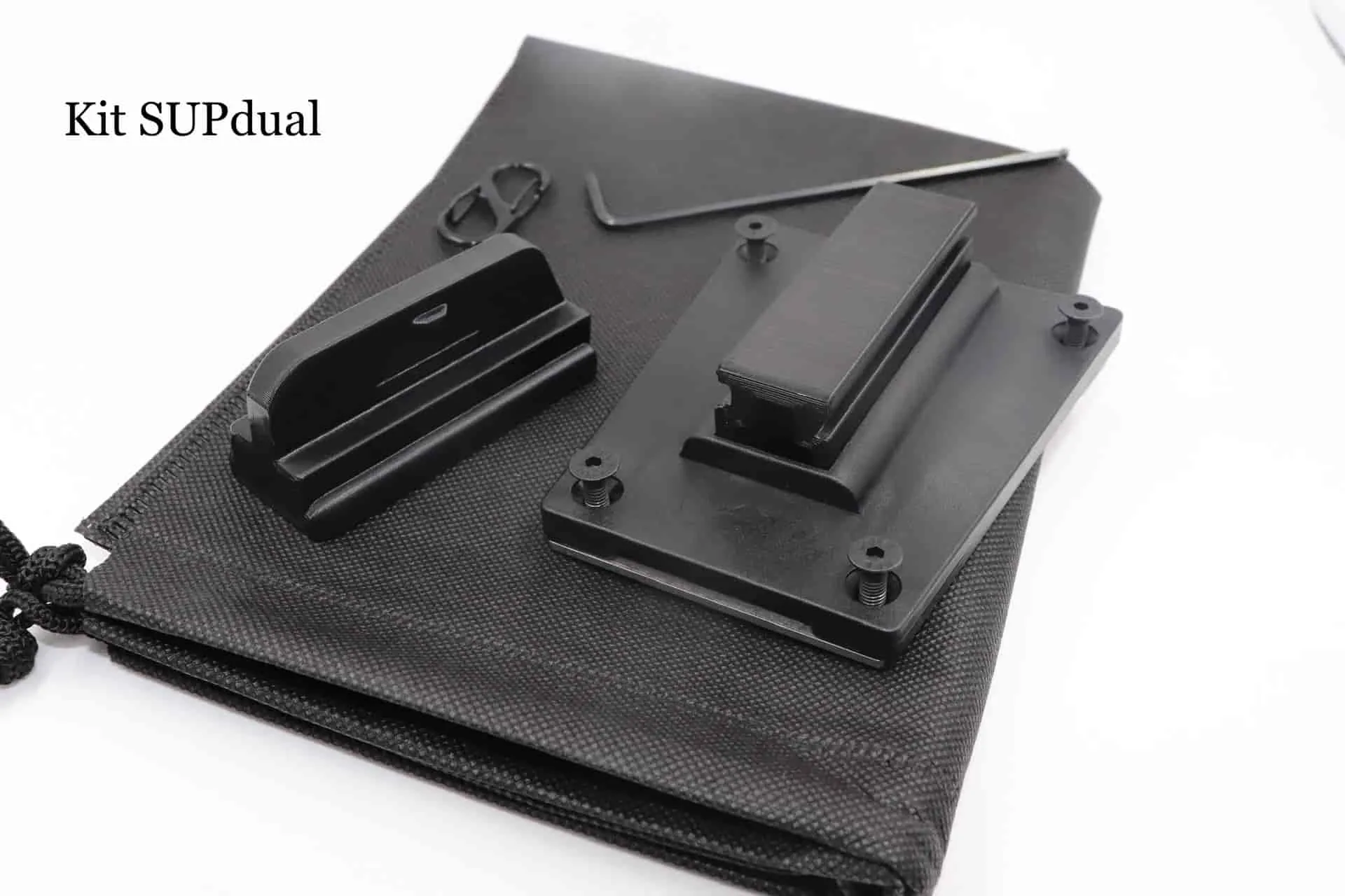 The SUPdual kit consists of a base plate, fin attachments, Allen key and cloth bag.