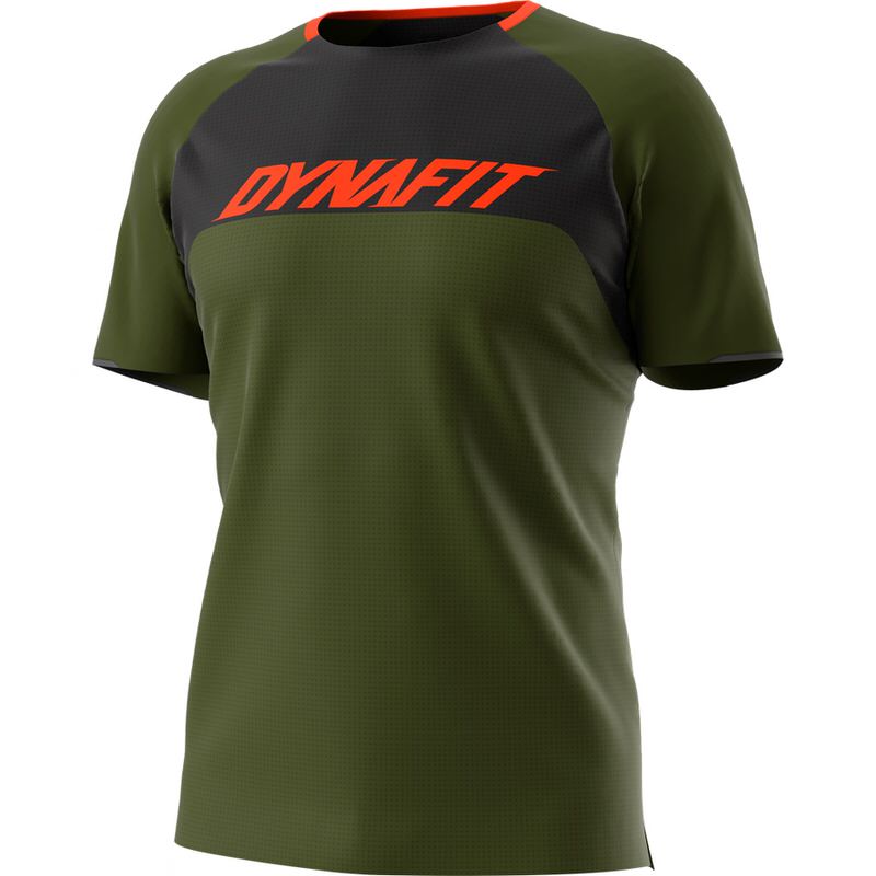 Olivgrünes Dynafit Ride Tee M. Schwarze Ärmelpartie, orangefarbener Kragen und Dynafit-Logo.