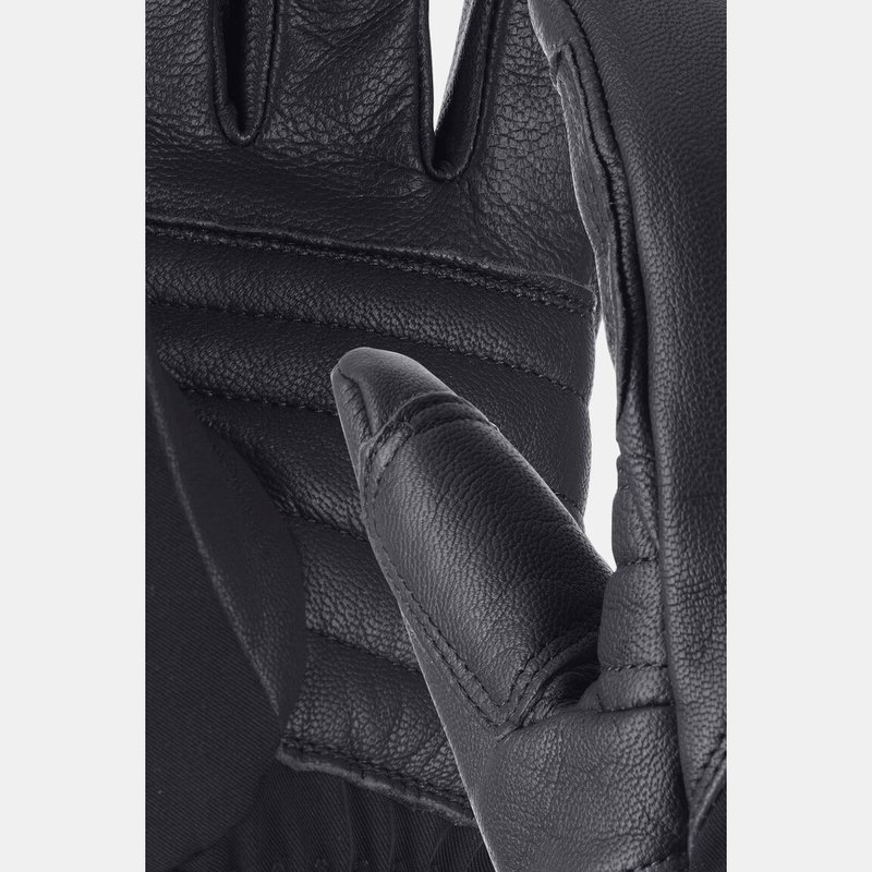 Primo piano di un guanto High Alpine nero di Ortovox, con struttura e cuciture in pelle visibili.