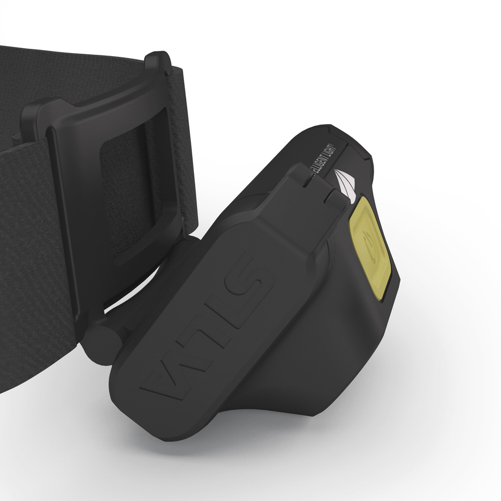 Lampe frontale noire Silva Scout 3 avec un large bandeau, un bouton jaune et l'inscription "Silva Intelligent Light".