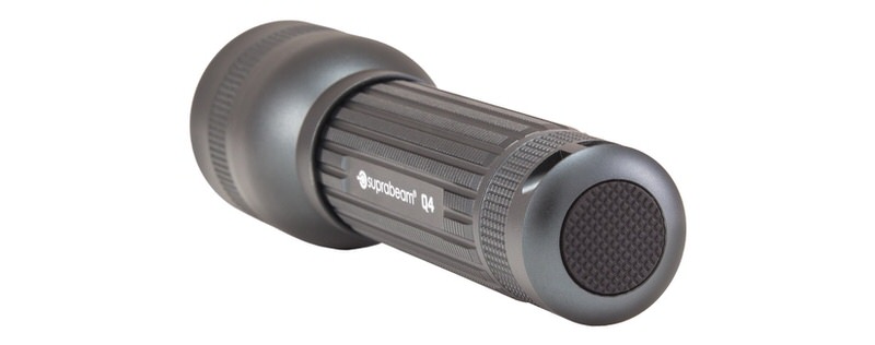 Suprabeam Q4 Taschenlampe Nahaufnahme der Suprabeam Q4 Taschenlampe in dunklem Grau. Fokus auf Griff und Schalter.
