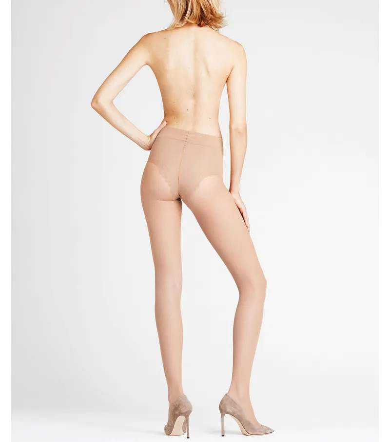 Women's tights, 20 DEN, color Cocoon, with shaping effect, shown from behind, matching shoes.