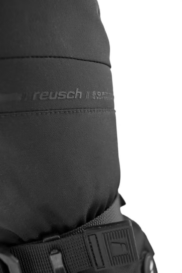 Reusch Advanced Heat Fäustlinge Nahaufnahme des Reusch Advanced Heat R-TEX XT Mitten mit Logo und Gurt. Schwarzes, wasserabweisendes Material.