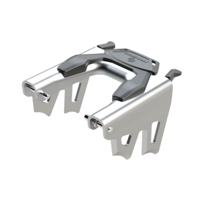 Silbernes, U-förmiges Skiharscheisen aus Metall, schräg vor weißem Hintergrund. Gezackte Unterkante für Halt, dunkelgraue zentrale Mechanik mit Logo zur Befestigung an der Skibindung. Kleine silberne Stifte an den Enden.