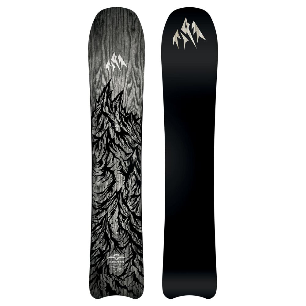 Zwei Jones Ultracraft Snowboards, eines mit Grafik, das andere einfarbig schwarz, beide mit Logo.