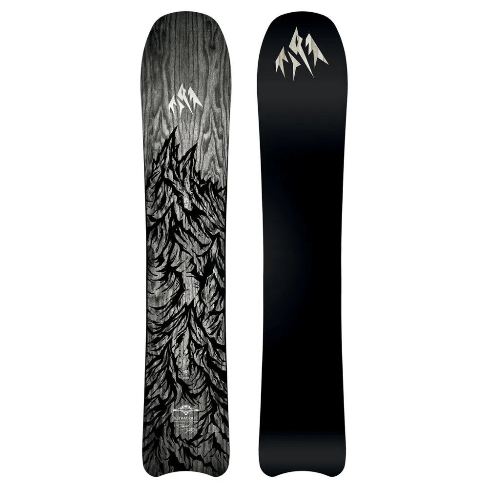Zwei Jones Ultracraft Snowboards, eines mit Grafik, das andere einfarbig schwarz, beide mit Logo.