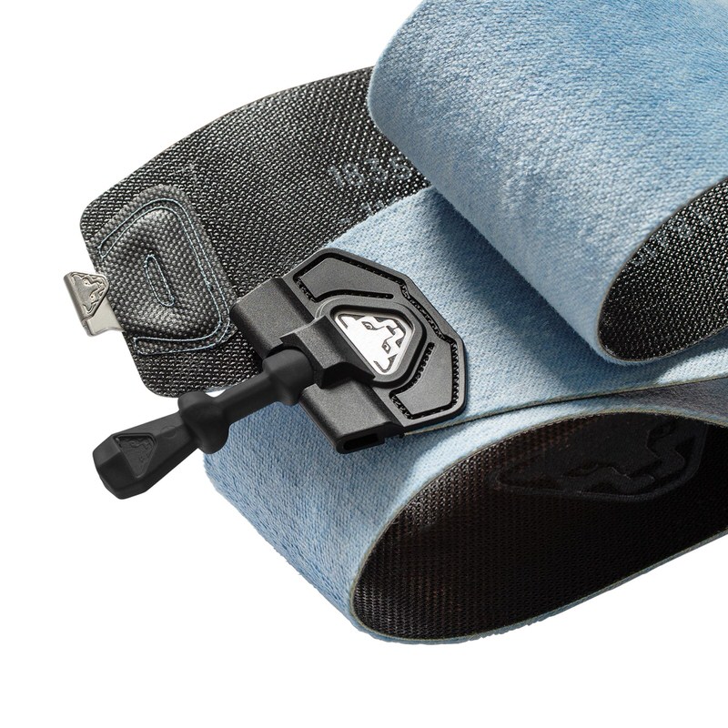 Detailaufnahme der Speedskin Free 97 Felle mit Befestigungselementen und Dynafit Logo.