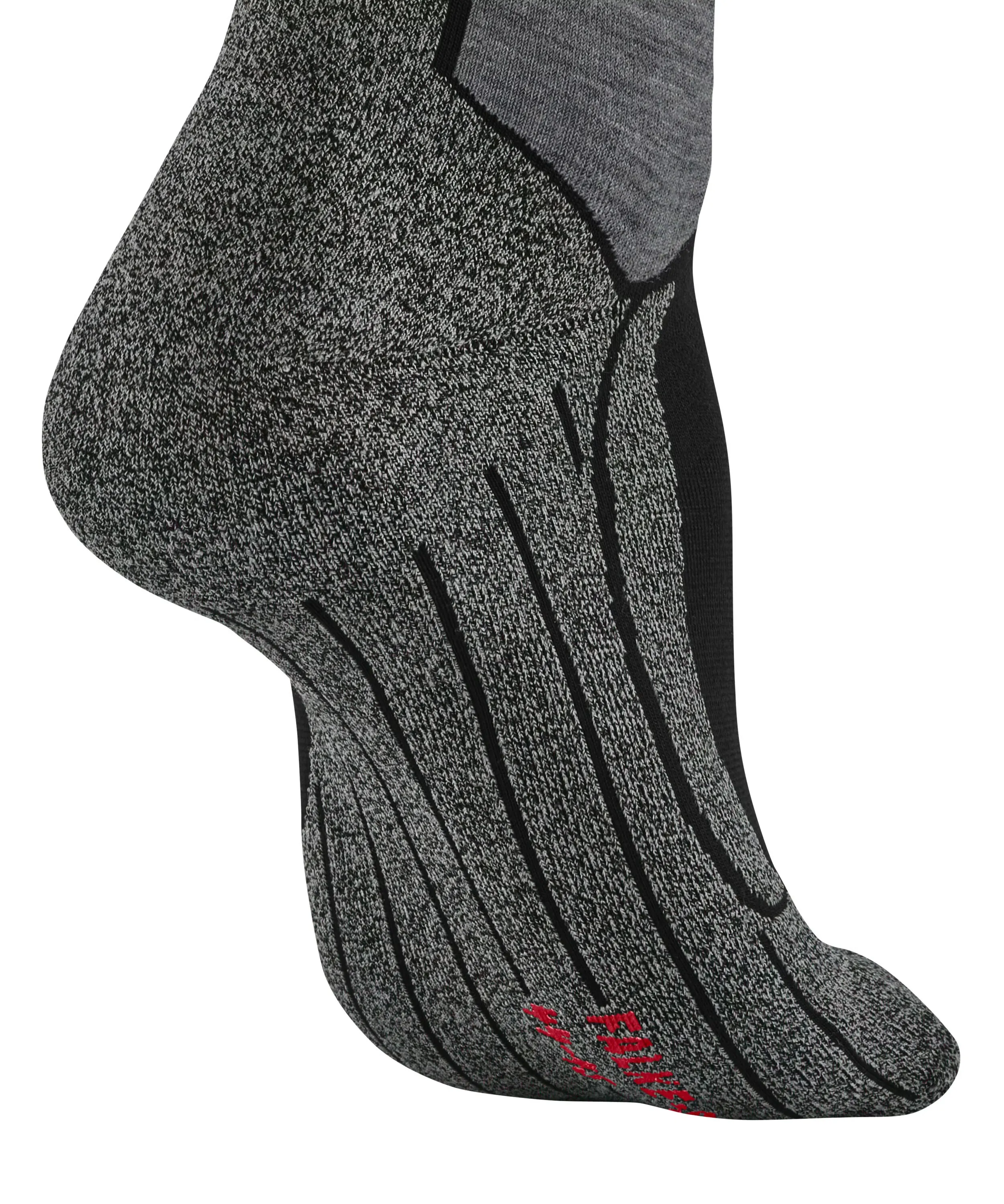 Ein menschlicher Fuß trägt einen sportlichen Socke in Grau-Schwarz auf weißem Hintergrund. Gesprenkeltes Grau-Weiß-Strickmuster, schwarze Zonen an Fußgewölbe und Zehen, dünne vertikale Linien sowie rote Schrift auf der Sohle nahe den Zehen.