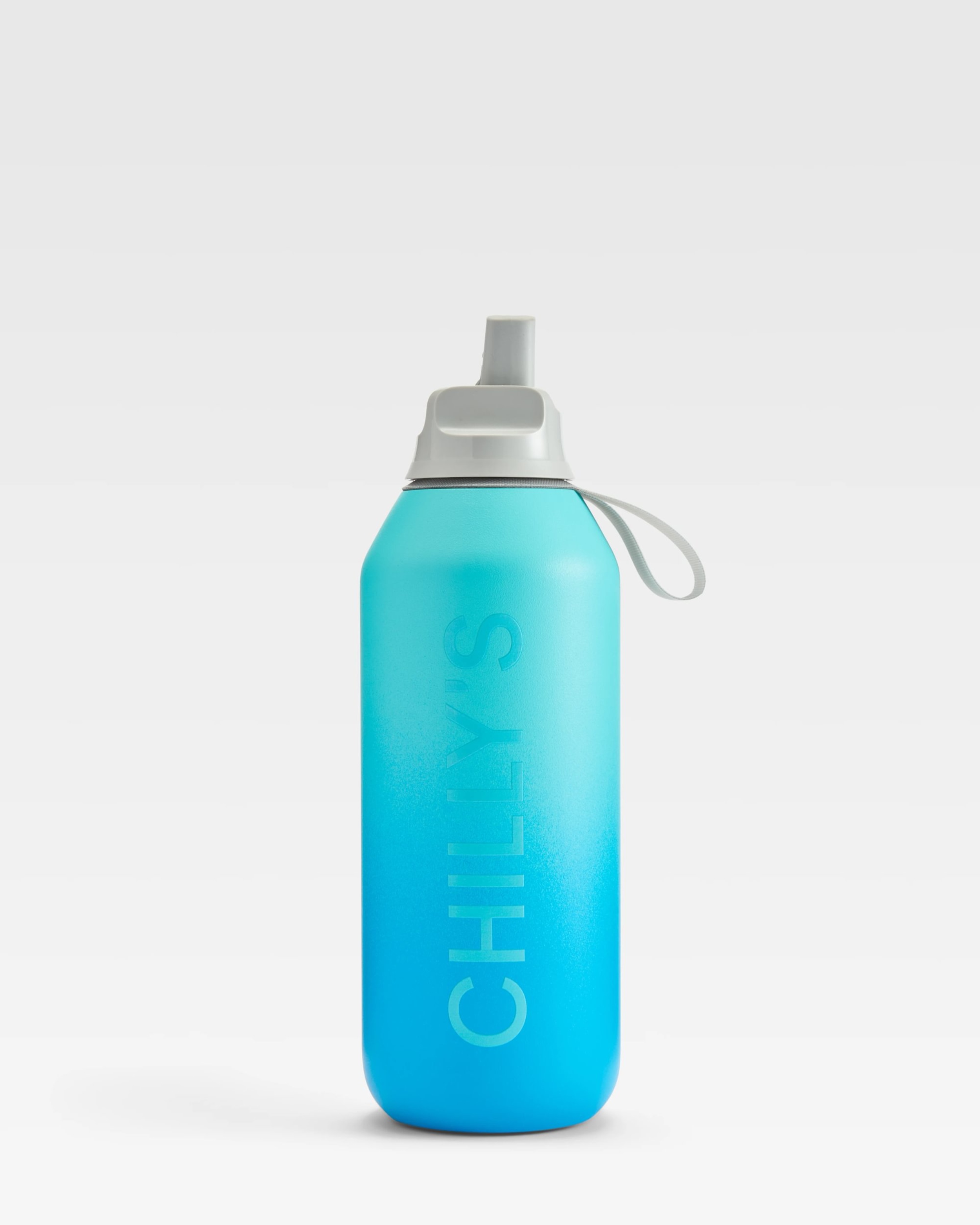 Chillys Flip Bottle Ombre Chillys Series 2 Flip Bottle 500ml, Ombre Aurora, avec couvercle Flip gris. Dégradé de couleurs du bleu clair au bleu foncé.