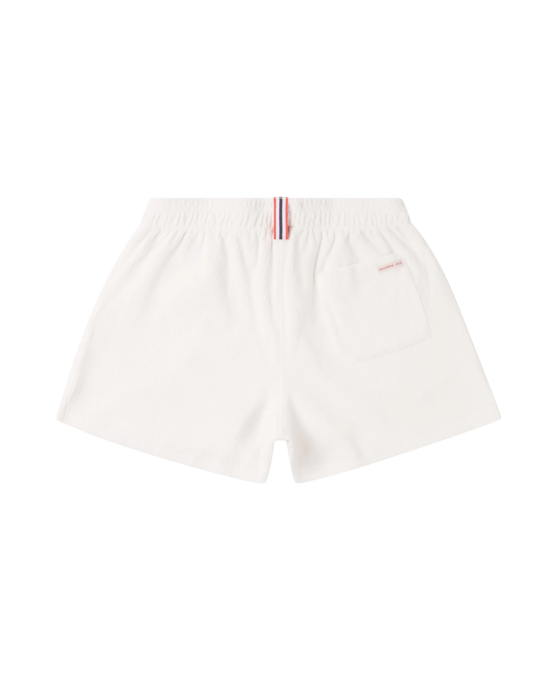 Weiße Cordshorts mit elastischem Bund und rotem/blauem Streifenmuster, einzelne Gesäßtasche.