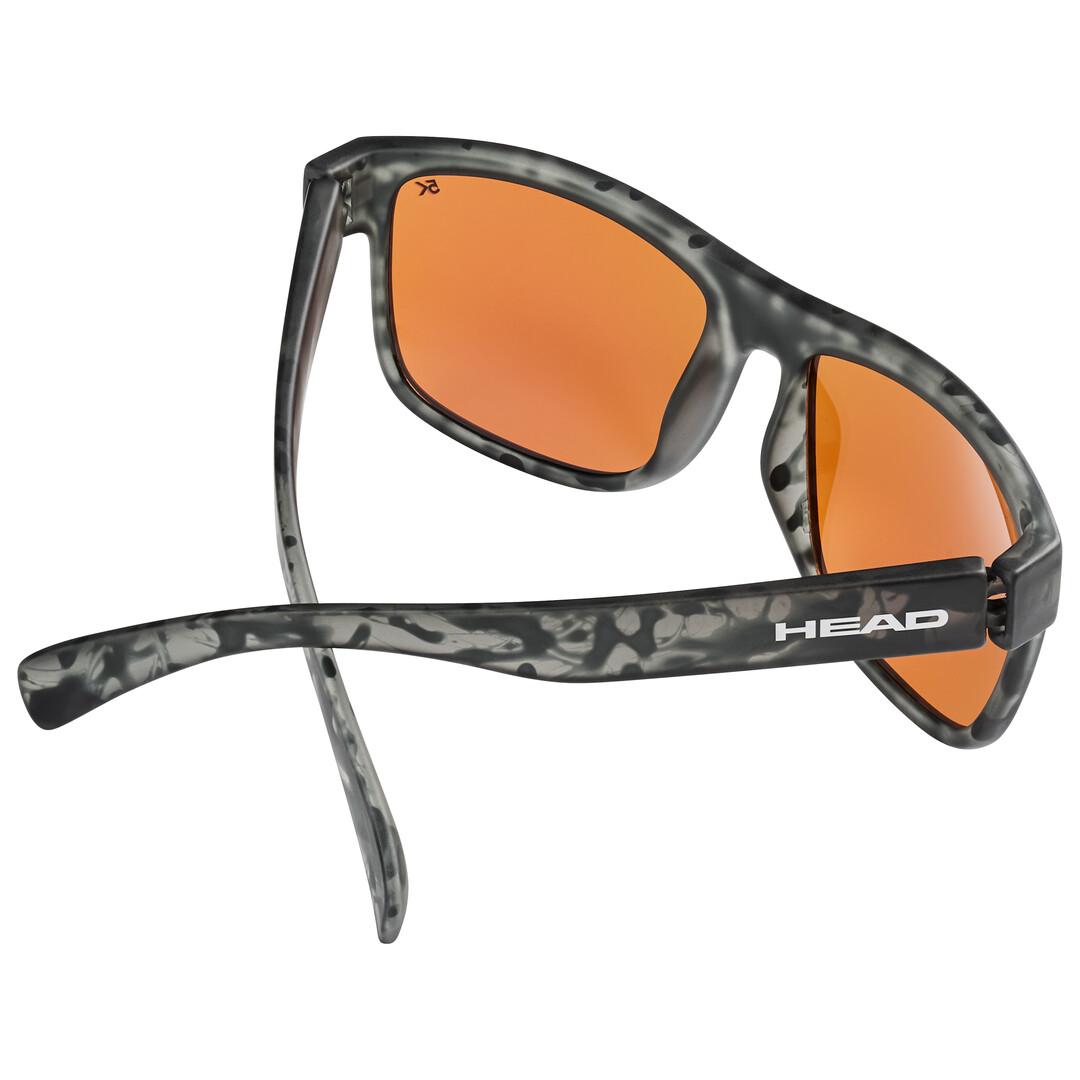Grau-gemusterte Head Sonnenbrille mit orangen Gläsern, Bügel geöffnet, von unten fotografiert.