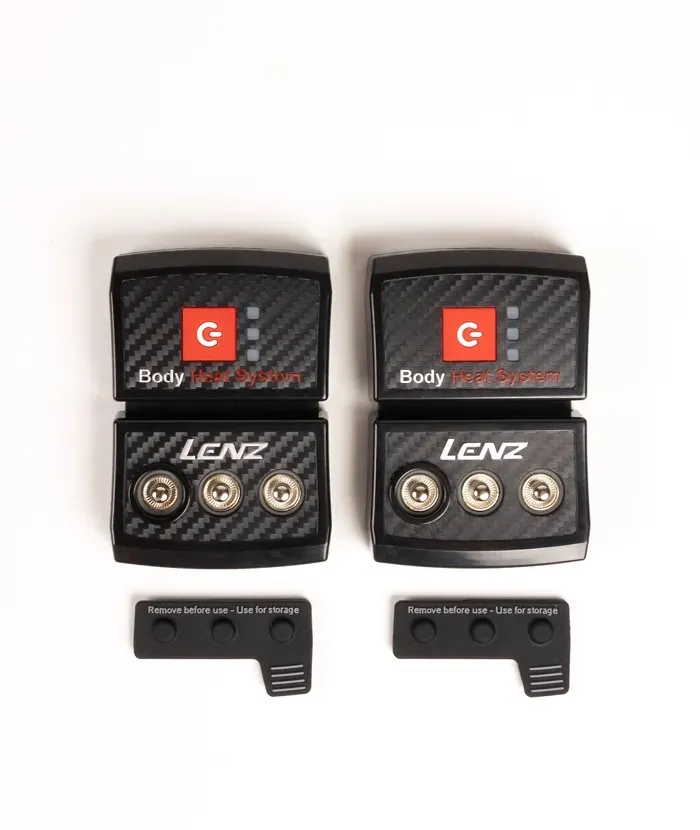 Zwei Lenz rcB 2000 Lithium Packs, mit Aufdruck 'Body Heat System', Ladezustandsanzeige und Bedienungsanleitung, liegen auf weißem Grund.