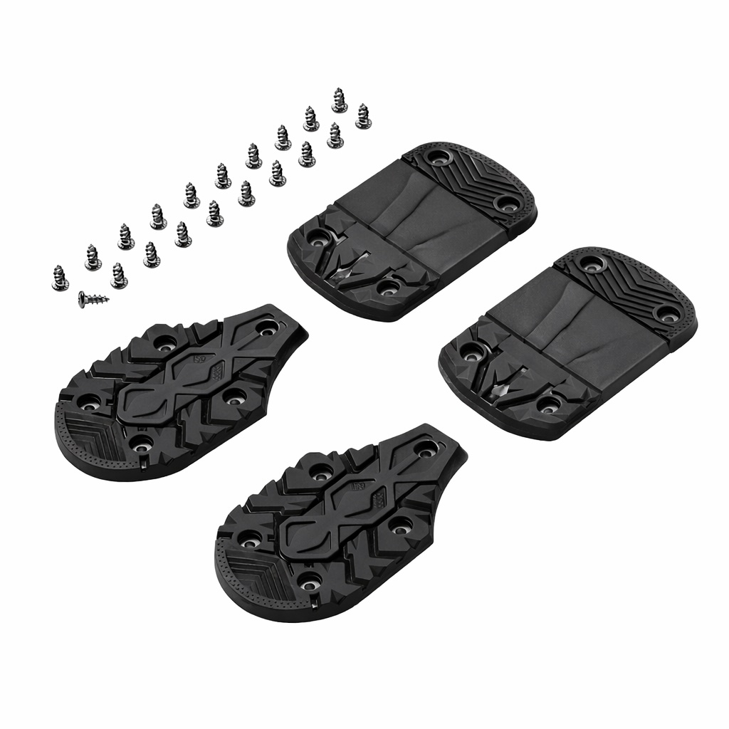 Draufsicht auf vier schwarze Sohlen mit Schrauben für Skitourenbindungen.