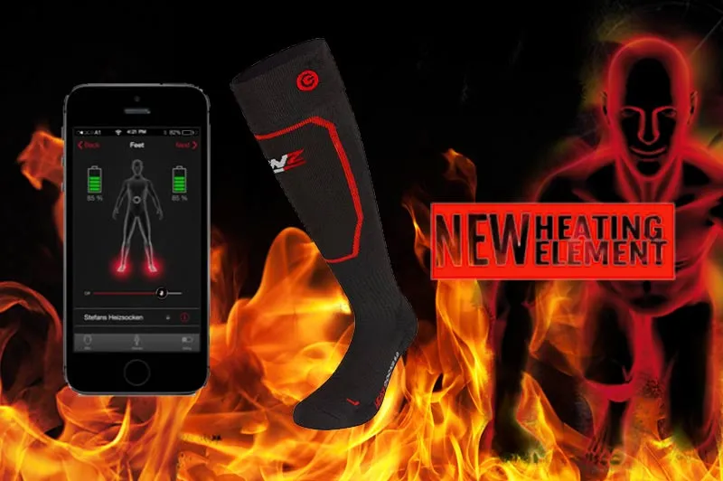 Eine beheizbare, schwarze Kniestrümpfe mit rotem Akzent neben einem Smartphone mit App-Oberfläche. Im Hintergrund Feuer und Grafik.