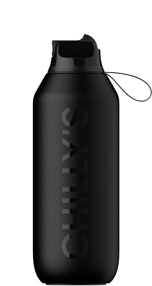 Schwarze 500ml Series 2 Flip Bottle mit "Chilly's" Schriftzug und Trageschlaufe.