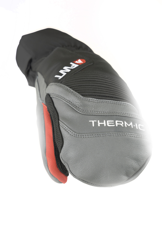 Einzelner Therm-ic Freeride Fäustling in Grau, Schwarz und Rot, leicht schräg von oben fotografiert. "FWT" und "Therm-ic" sind aufgedruckt.