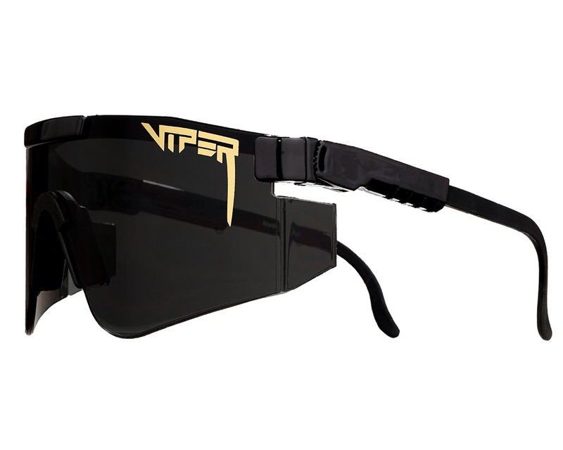 Occhiali da sole Pit Viper neri, vista laterale, con logo "Viper" dorato sulle aste.