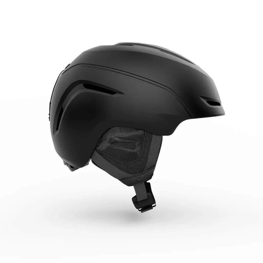 Schwarzer Skihelm, leicht schräg positioniert, mit Ohrpolstern und Kinnriemen vor einem weißen Hintergrund.