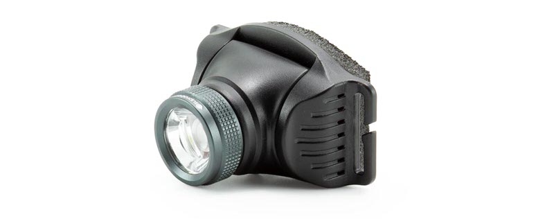 Suprabeam V3 Pro R Stirnlampe Nahaufnahme der Suprabeam V3 Pro R Stirnlampe, dunkelgraues Gehäuse, gerändelter silberner Ring um die LED Linse.
